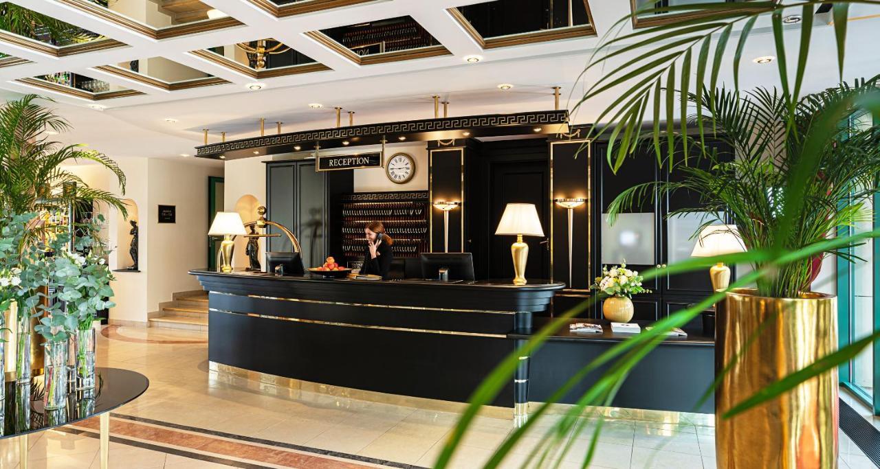 Victor'S Residenz-Hotel Schloss Berg 네니히 외부 사진 Reception desk at a hotel