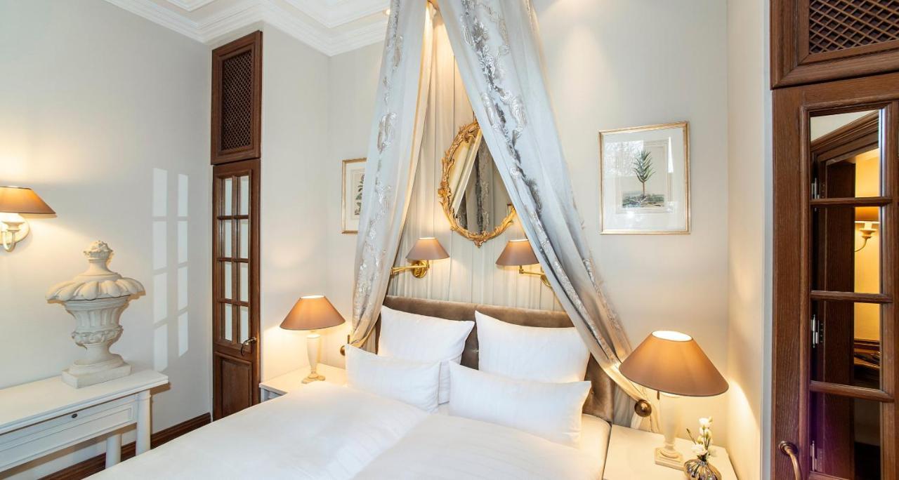 Victor'S Residenz-Hotel Schloss Berg 네니히 외부 사진 A room at the hotel