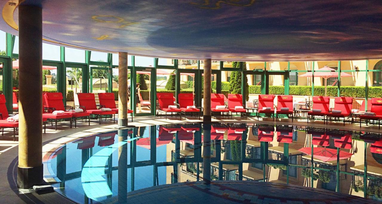 Victor'S Residenz-Hotel Schloss Berg 네니히 외부 사진 The pool at the MGM Grand