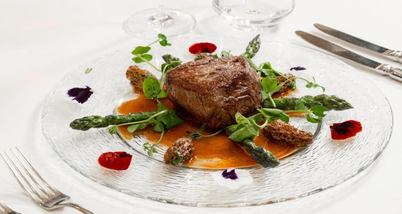Victor'S Residenz-Hotel Schloss Berg 네니히 외부 사진 A steak prepared sous-vide