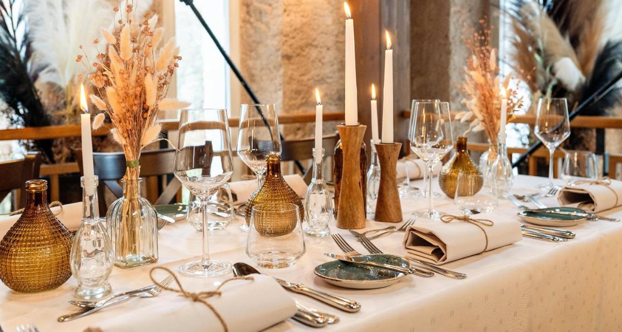 Victor'S Residenz-Hotel Schloss Berg 네니히 외부 사진 A table set for a meal