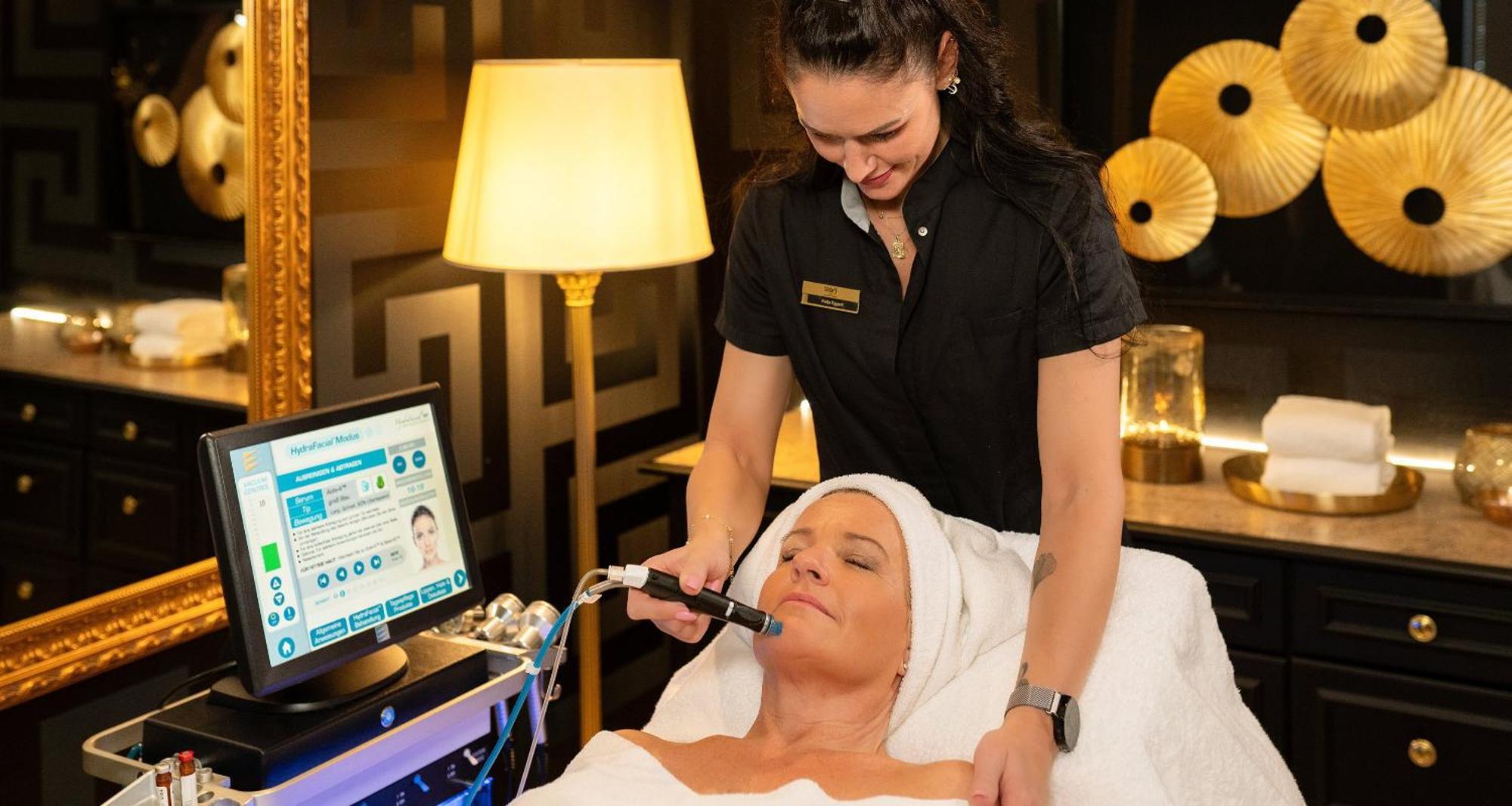 Victor'S Residenz-Hotel Schloss Berg 네니히 외부 사진 A woman receiving a facial treatment