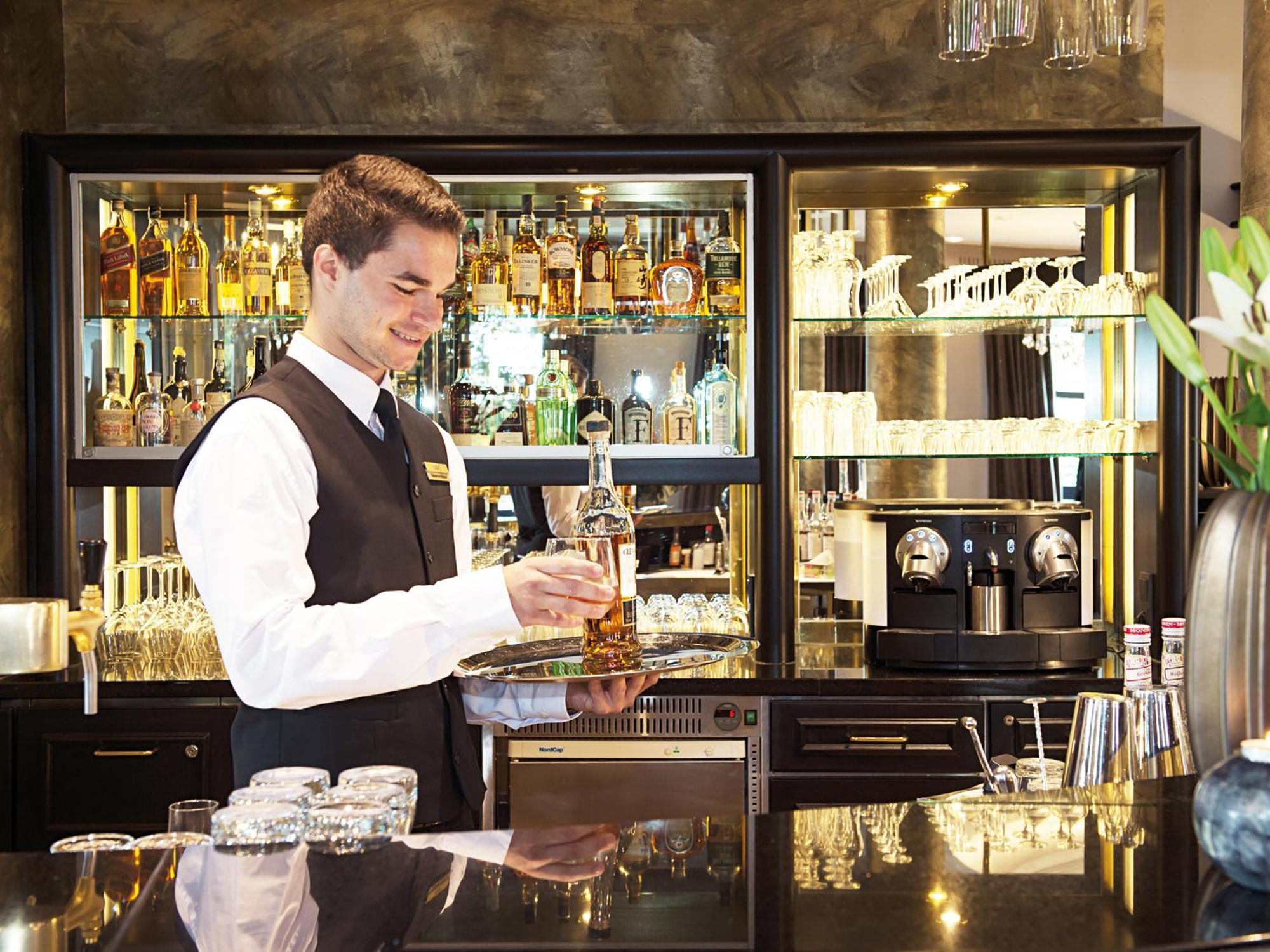 Victor'S Residenz-Hotel Schloss Berg 네니히 외부 사진 A bartender at work