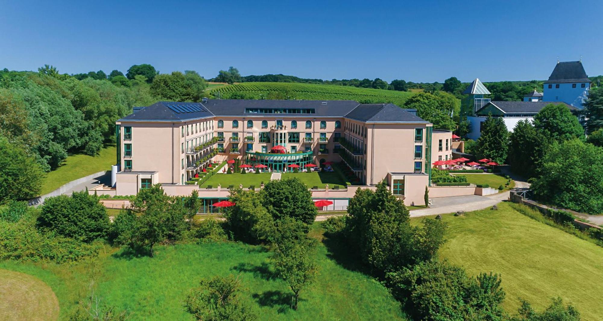 Victor'S Residenz-Hotel Schloss Berg 네니히 외부 사진 Aerial view of the campus