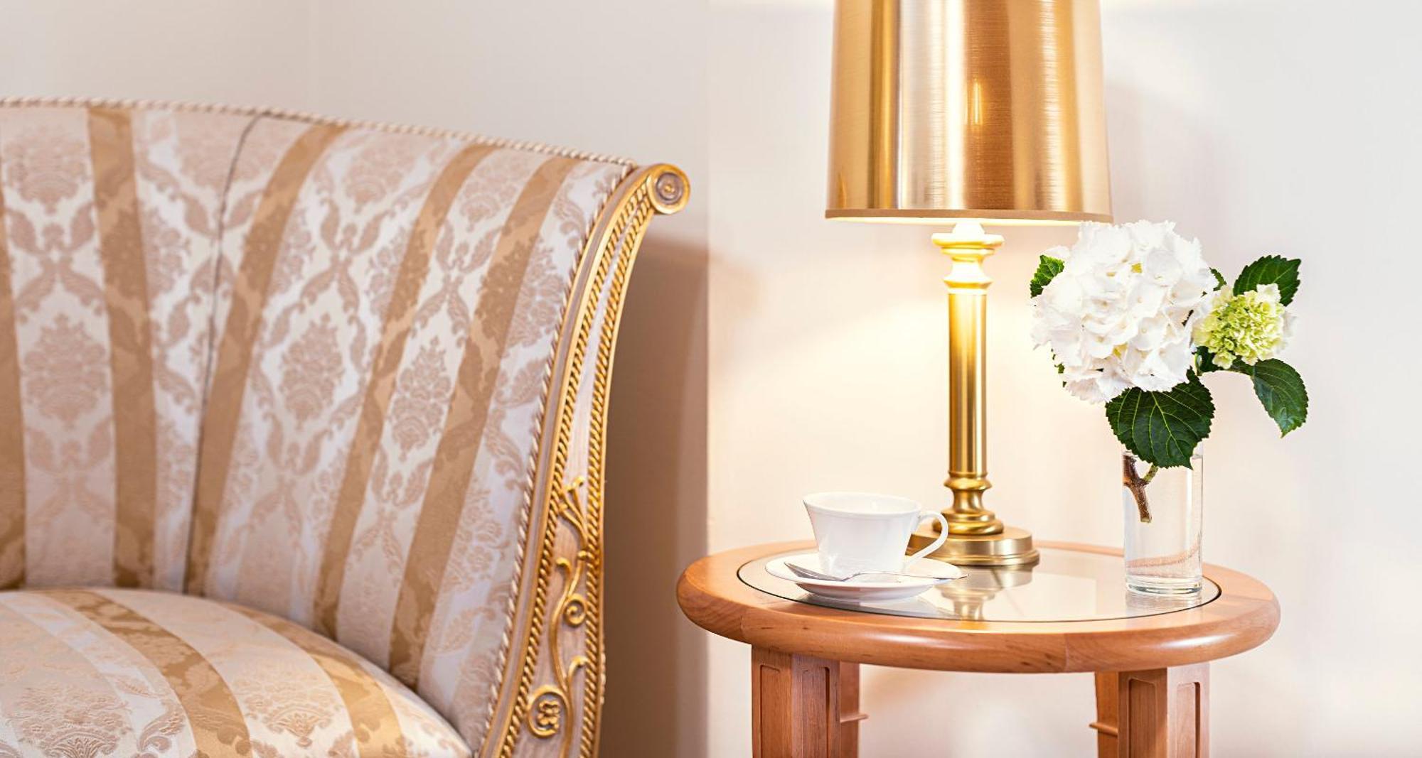 Victor'S Residenz-Hotel Schloss Berg 네니히 객실 사진 A lamp on a bedside table