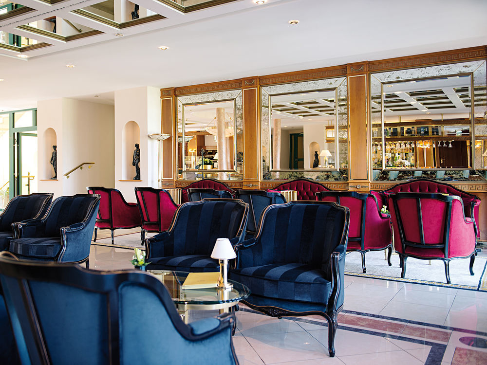 Victor'S Residenz-Hotel Schloss Berg 네니히 외부 사진 The lobby of the hotel