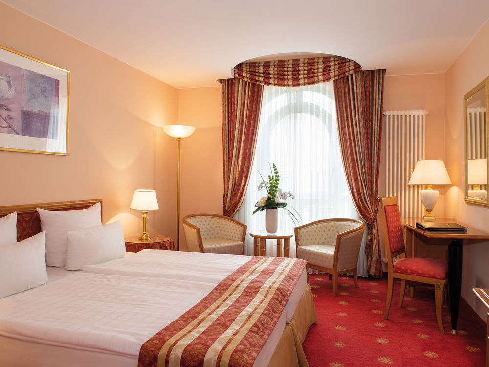 Victor'S Residenz-Hotel Schloss Berg 네니히 외부 사진 A typical hotel room