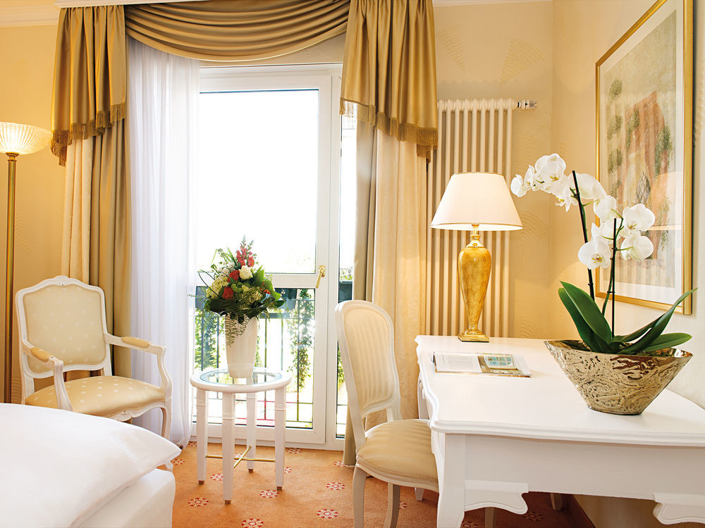 Victor'S Residenz-Hotel Schloss Berg 네니히 외부 사진 A room at the Hotel de la Poste